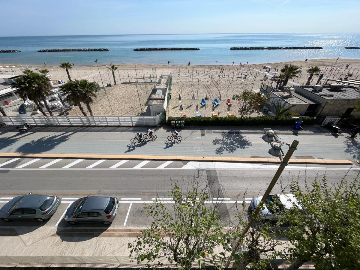 Appartamento Fronte Mare Civitanova Marche Luaran gambar